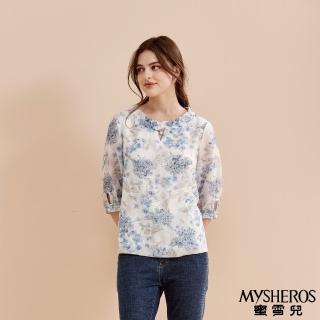 【MYSHEROS 蜜雪兒】造型上衣 天絲棉透氣面料 荷葉鏤空珍珠裝飾領 滿版秀氣印花(淺藍)