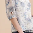【MYSHEROS 蜜雪兒】造型上衣 天絲棉透氣面料 荷葉鏤空珍珠裝飾領 滿版秀氣印花(淺藍)