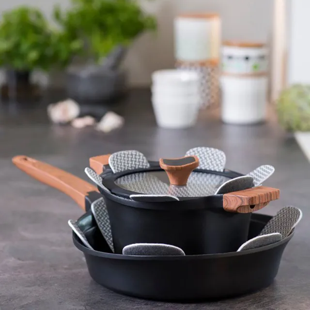 【Maku Kitchen Life】鑄鋁單柄平底煎鍋-24cm/2L(鋁合金鍋身設計｜輕量好操作更省力)
