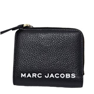 【MARC BY MARC JACOBS】MARC JACOBS 新款荔枝紋白字LOGO牛皮扣式短夾黑色(母親節送禮)