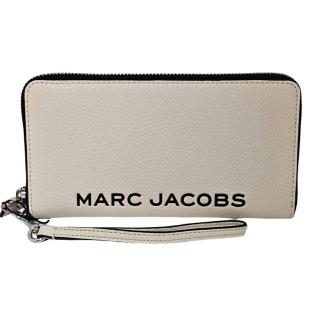 【MARC BY MARC JACOBS】MARC JACOBS 新款荔枝紋黑字LOGO牛皮手掛式拉鍊長夾奶油白(送禮)