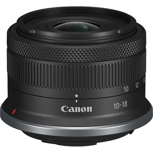 Canon 佳能 RF-S 10-18mm F4.5-6.3 IS STM 超廣角變焦鏡頭，專為 APS-C 感光元件設計，焦距 10-18mm 提供寬廣視角（對角 107°30′ 至 74°20′），內建 IS 影像穩定器及 STM 步進馬達，確保流暢對焦與清晰畫質。鏡片組 10 組 12 片，最小光圈 22-32，放大倍率最高 0.5x（手動對焦於 10mm），濾光鏡尺寸 49mm，直徑 69mm x 鏡長 44.9mm，重量僅 150g，輕巧便攜。適用 Canon RF-Mount 鏡頭接環，適合風景、建築及 Vlog 拍攝。公司貨保固 12 個月，捕捉世界每一刻的細膩之美。