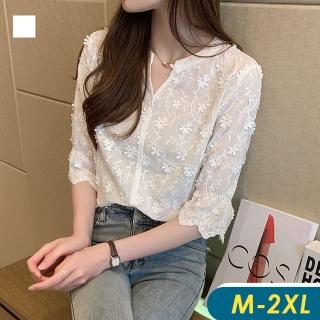 【CHACO】/預購/甜美V領立體小花七分袖白色質棉衫上衣#6931偏小版(白色上衣 小花 七分袖 花朵)