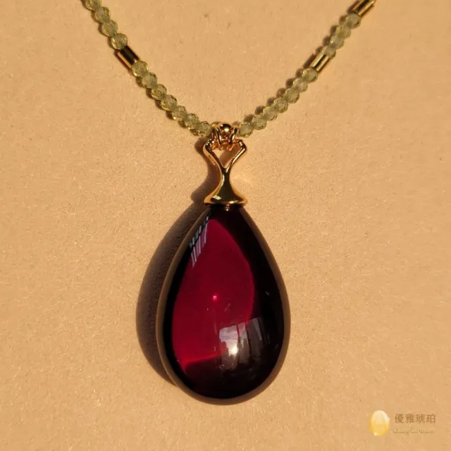 【優雅琥珀】來自波蘭 優美水滴形 紅珀+橄欖石 項鍊(具國際琥珀協會鑑定卡)