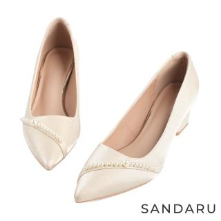 【SANDARU 山打努】跟鞋 尖頭珍珠斜線緞面中跟鞋(杏)
