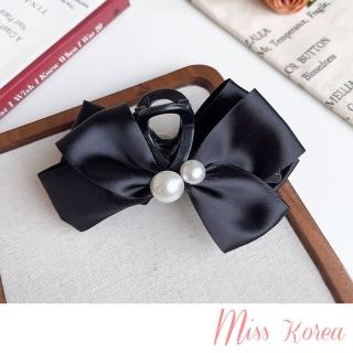 【MISS KOREA】蝴蝶結髮夾 珍珠髮夾/韓國設計高階感緞面蝴蝶結珍珠墜抓夾 馬尾夾 髮夾(2色任選)