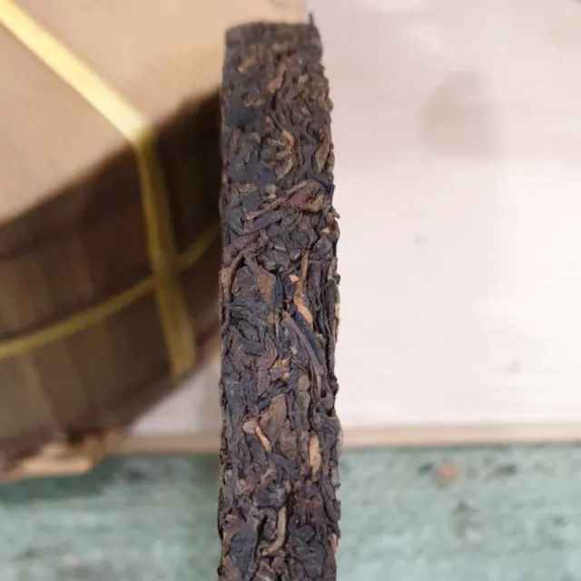 【盛嘉源】訂製茶 八中中茶省公司 乾倉 鐵餅 薄棉紙 1999年(普洱茶   生茶 357g)