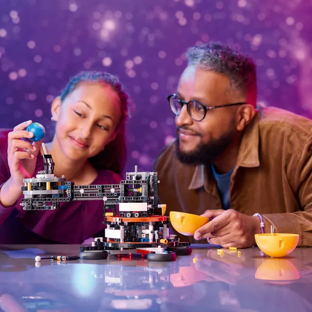 【LEGO 樂高】科技系列 42179 軌道上的地球和月球(STEM科學教育 模型)