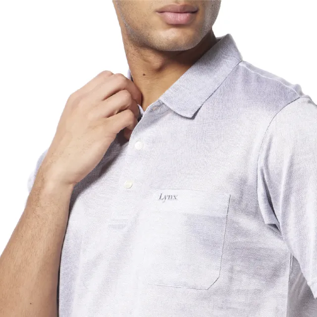 【Lynx Golf】男款歐洲進口絲光面料素色外觀緹花工藝典雅胸袋款短袖POLO衫(灰色)
