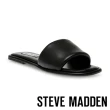 【STEVE MADDEN】CYMONE 素面簡約寬帶拖鞋(黑色)