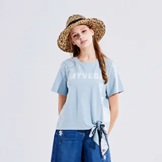 【MYVEGA 麥雪爾】高含棉下擺蝴蝶結logo造型T恤-水藍(2024春夏新品)