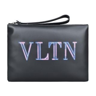 【VALENTINO 範倫鐵諾】VALENTINO GARAVANI VLTN經典霓虹LOGO小牛皮拉鍊手拿包(黑)