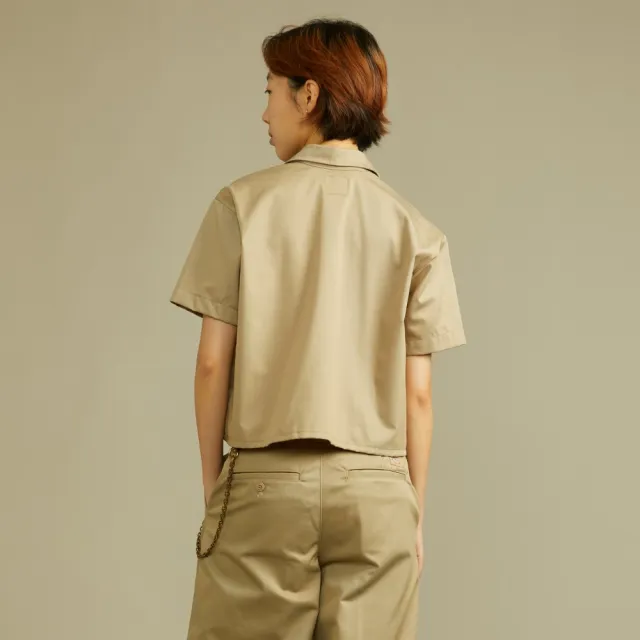 【Dickies】女款沙色斜紋短版雙口袋經典工裝短袖襯衫｜DK012454CH1
