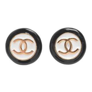 【CHANEL 香奈兒】經典壓克力雙色雙C LOGO圓形造型穿式耳環(黑白/金色ABC997-BLK-OR)