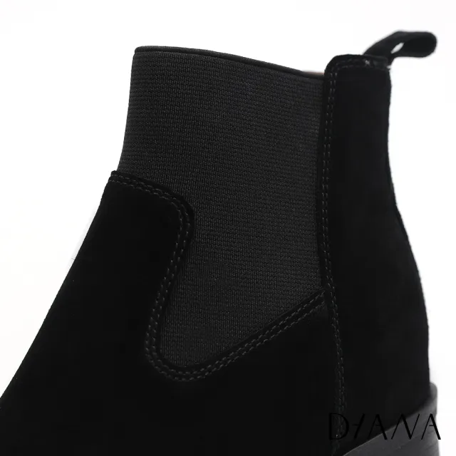 【DIANA】6cm絲光牛几皮x彈性布雙材質拼接卡積短靴(霧黑)
