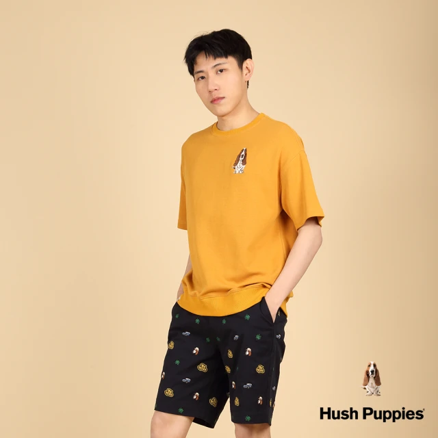 Hush Puppies 男裝 上衣 立體英文經典刺繡狗寬鬆版上衣(深黃 / 43110105)