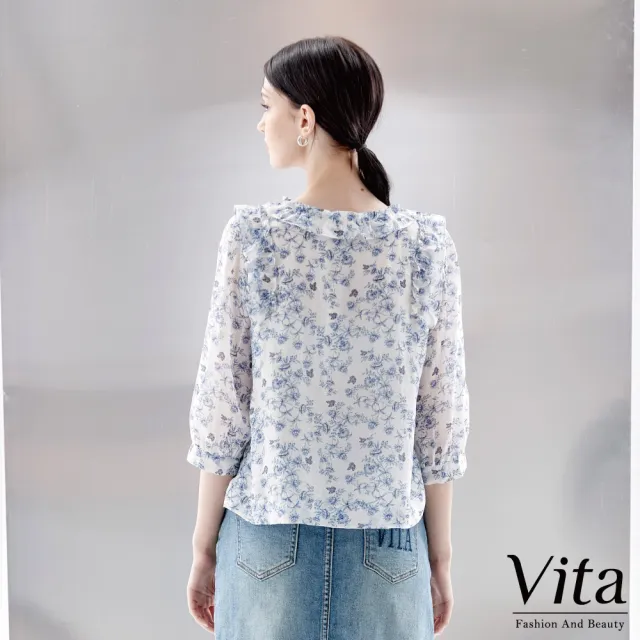 【MYSHEROS 蜜雪兒】VITA 天絲棉造型上衣 荷葉邊造型圓領 荷葉排釦設計 滿版柔美印花(水藍)