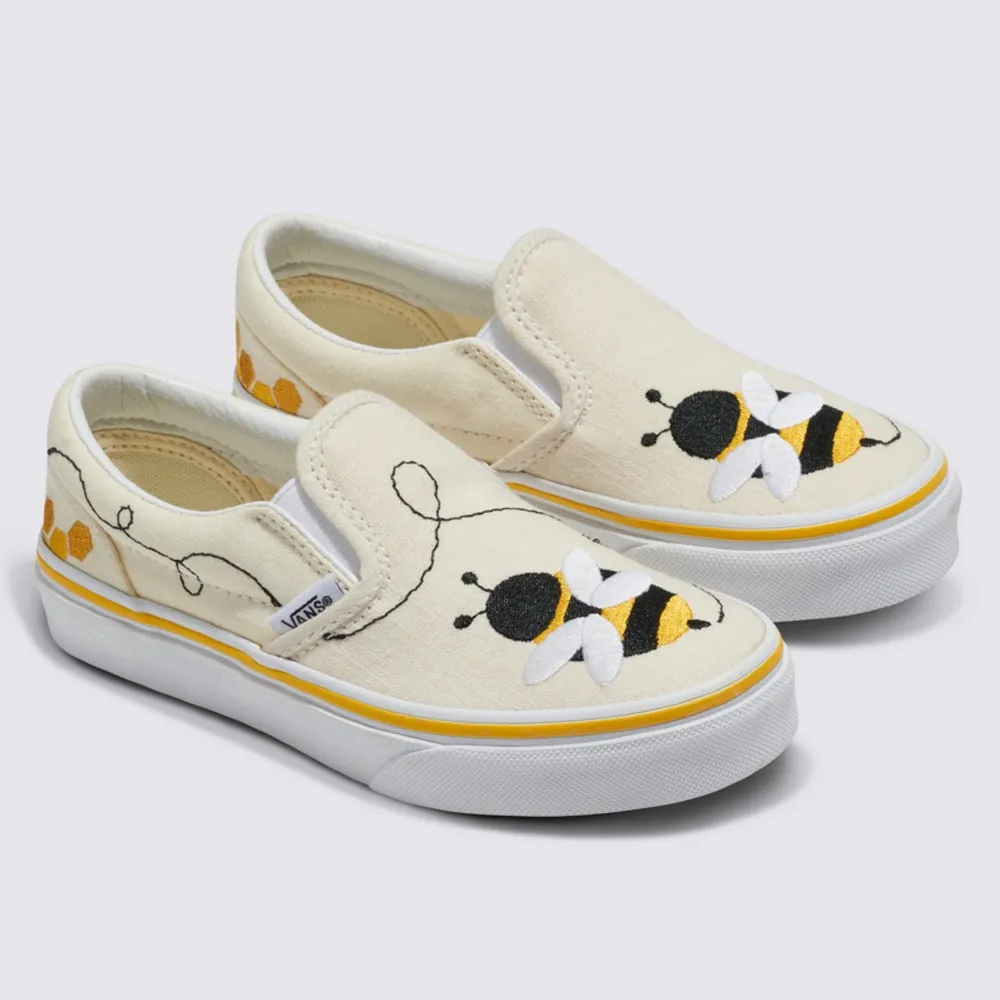 【VANS 官方旗艦】Classic Slip-On 中童款刺繡蜜蜂圖案米黃色滑板鞋/休閒鞋