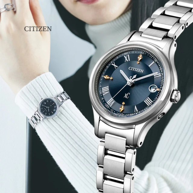 CITIZEN 星辰 xC 光動能 輕量鈦金屬 電波對時淑女腕錶-銀 藍面27mm(ES9490-61L 防水50米)