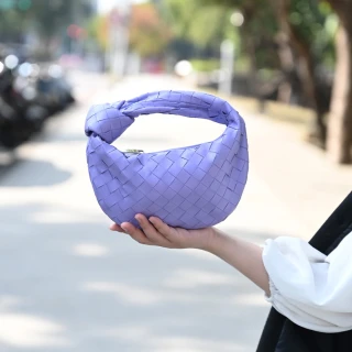 【BOTTEGA VENETA 寶緹嘉】Mini Jodie 經典手工編織小羊皮彎月包手提包(淺紫)