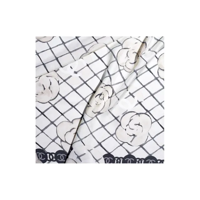 【CHANEL 香奈兒】A39577 經典雙C LOGO山茶花絲巾(白色)