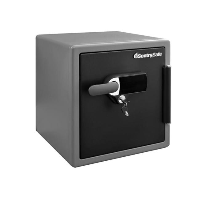 Sentry Safe SFW123UVC 專業防火防水保險箱,重量約36kg~40kg,堅固耐用,提供1年保固(人為損壞不保固,如遺失鑰匙或鑰匙鎖在箱內)。適合存放重要檔案、金飾與貴重物品,防水防火設計確保安全,防盜鎖具保護您的財產,是居家辦公防災必備良伴。 Sentry Safe SFW123UVC