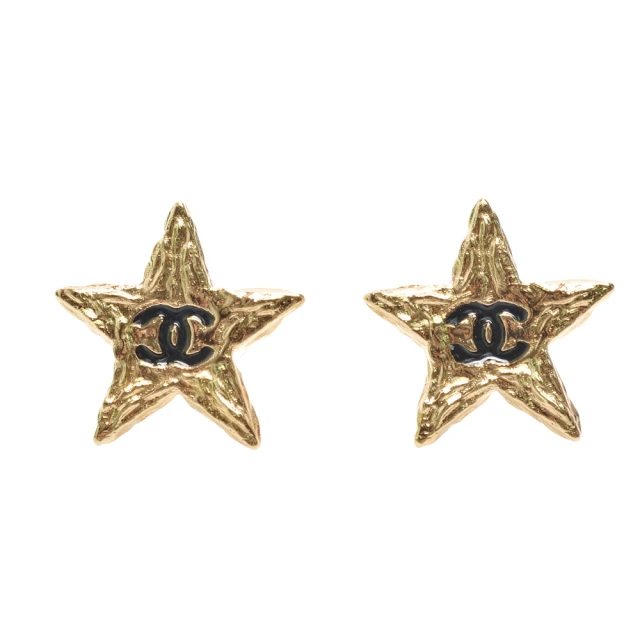 CHANEL 香奈兒 經典仿舊不規則刻紋雙C LOGO五芒星造型穿式耳環(金色ABC947-OR)