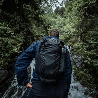 【Matador 鬥牛士】FreeRain 22L防水捲口輕量揹包-黑色(揹包 登山 折疊 防潑水 隨