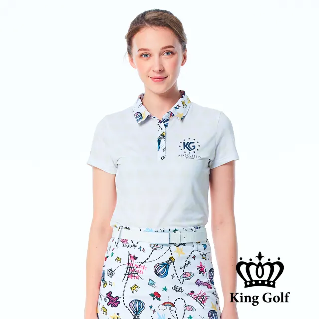 【KING GOLF】實體同步款-女款星星滿版底圖撞色塗鴉領口印花POLO衫/高爾夫球衫(白色)