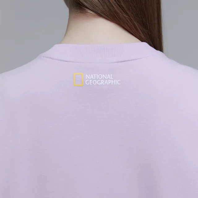 【National Geographic 國家地理】男女同款ADVENTURE大洋洲圖案微寬鬆短袖上衣-紫色(圖案T恤/男女同款)