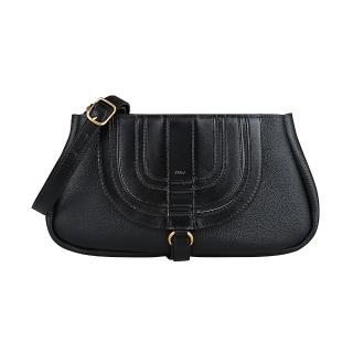 【Chloe’ 蔻依】CHLOE MARCIE壓印LOGO荔枝紋小牛皮拉鍊肩揹包(黑)