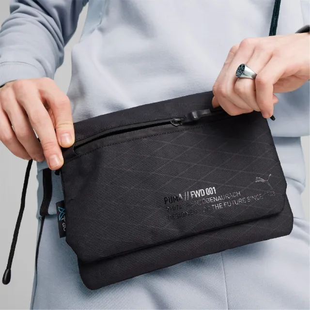 【PUMA】側背包 FWD Shoulder Bag 黑 多夾層 可調背帶 斜背包 隨行包 小包(090251-01)