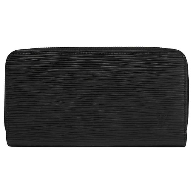 高階時尚品牌LV推出的M61857 ZIPPY EPI拉鍊長夾，採用經典水波紋皮革製成，黑色設計簡約高雅，兼具實用與收藏價值。內附多個內袋與隔層，適合存放日常用品與配件，精緻拉鍊設計提升開關便利性，是優雅與機能並存的完美選擇。