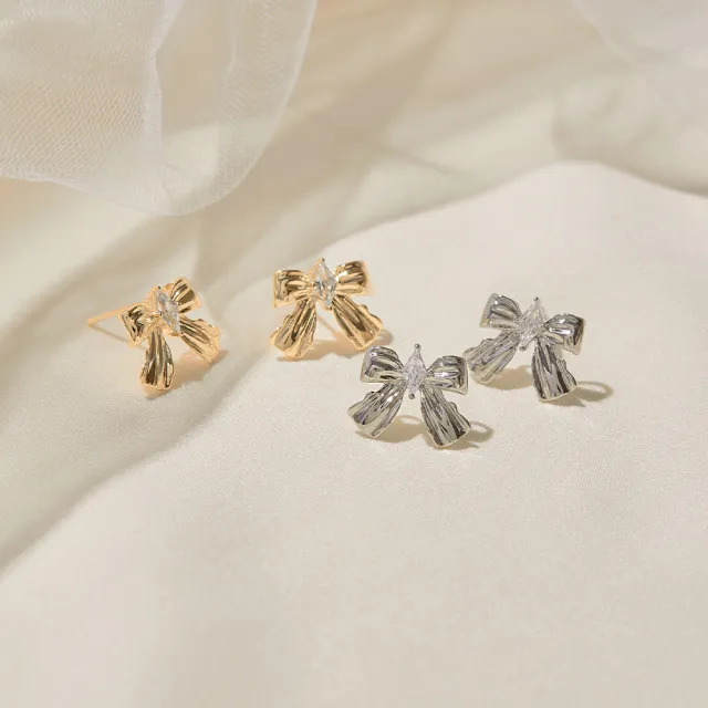 【OB 嚴選】蝴蝶結造型菱形鋯石925銀針耳環 《XA368》