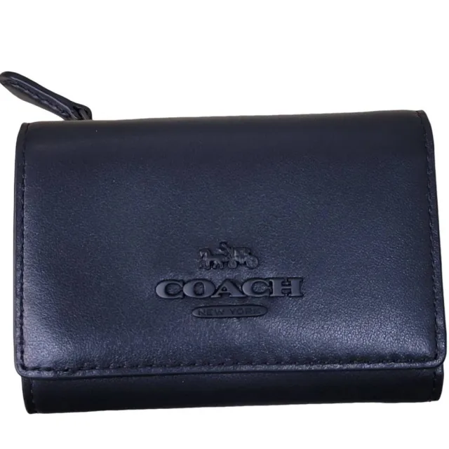 【COACH】COACH 經典馬車LOGO三折釦式短夾多色可選 黑色 白拚卡其(拉鍊零錢包/三折短夾/贈原廠紙袋紙盒)