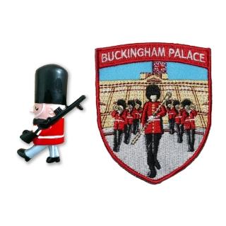 【A-ONE 匯旺】英國紅衛兵拿槍冰箱磁鐵+英國 白金漢宮 紅衛兵胸章2件組世界旅行磁鐵 紀念品(F752+174)