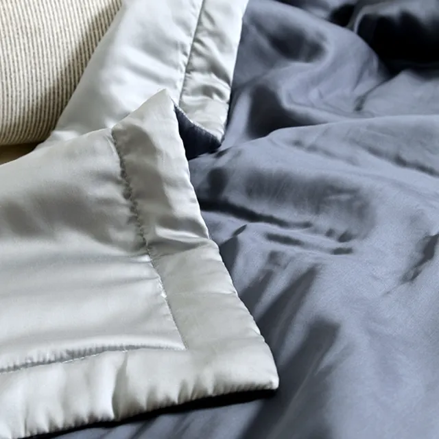 【Embrace 英柏絲】100％純天絲 60支天絲涼被 150X195cm 柔滑 涼感 台灣製(質感AB版-兩色任選) 涼被/冷氣毯