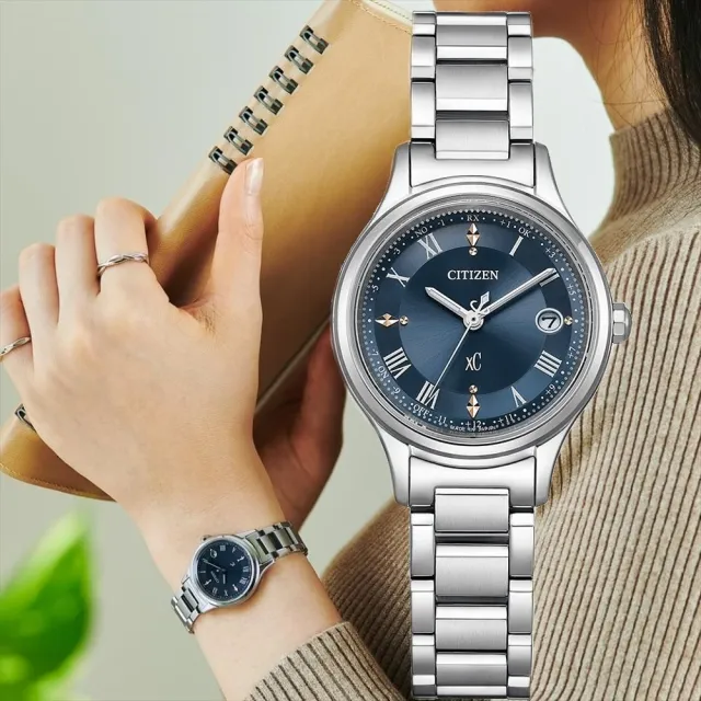 【CITIZEN 星辰】XC  羅馬數字時標 鈦金屬光動能電波女錶 27mm(ES9490-61L)