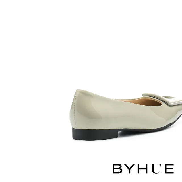 【BYHUE】簡約拼接感方釦漆皮軟芯微Q底方頭低跟鞋(灰綠)