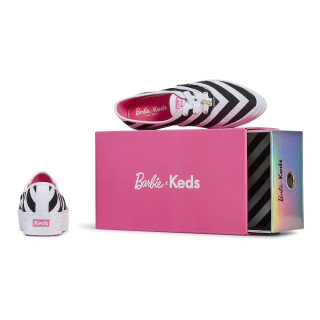 【Keds】BARBIE POINT STRIPED 芭比聯名時髦條紋尖頭厚底帆布休閒鞋-黑白(9241W234998)