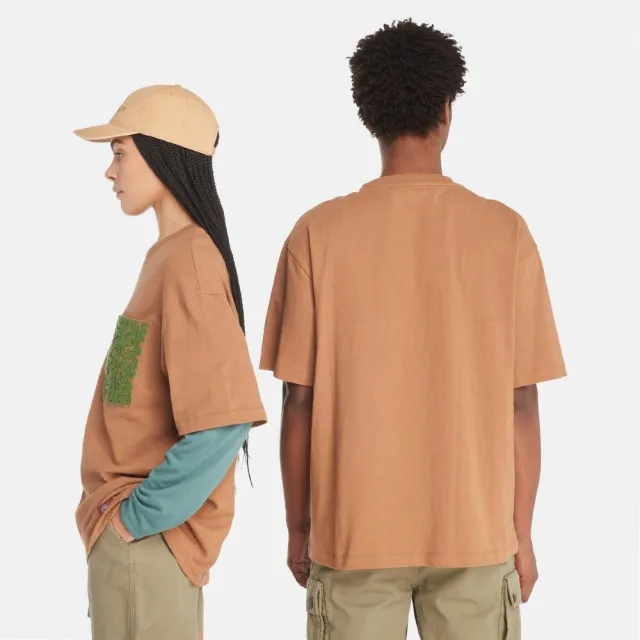 【Timberland】中性棕色刺繡口袋短袖T恤(A411N254)