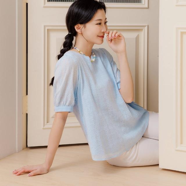 【OB 嚴選】純棉立體繡花紋理小V領泡泡袖上衣 《AB19347》