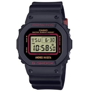 【CASIO 卡西歐】G-SHOCK 世界級職業足球員 Andr☆s Iniesta 限量簽名款 經典方型 DW-5600AI-1 42.8mm