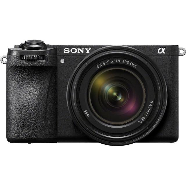  SONY 索尼 A6700 ILCE-6700 微單眼相機，搭載 APS-C 尺寸 CMOS 影像感應器，有效畫素約 2600 萬，支援 ISO 25600 以上高感光度拍攝。3.0 吋以上翻轉式螢幕，方便自拍與 vlog 創作。最快快門速度 1/4000 秒，視平式電子觀景器視野率 100%，機身輕巧僅約 409g (不含電池)，尺寸約 122.0 x 69.0 x 75.1 mm。儲存 SD/SDHC/SDXC 卡，片幅 APS-C，完美適合攝影愛好者。公司貨提供 24 個月保固，專業級效能讓創作無限可能！ 