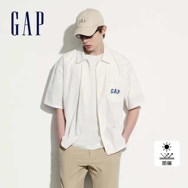 【GAP】男裝 Logo防曬印花翻領短袖襯衫-米白色(461226)