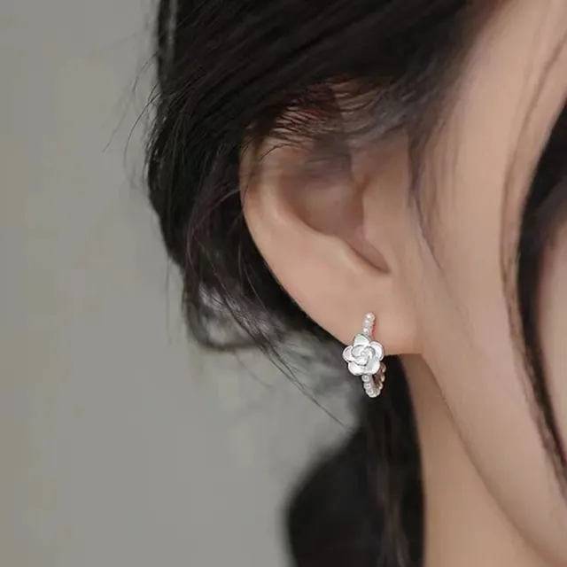 【Emi 艾迷】韓系歡愉山茶花珍珠勾勒 925銀針 耳環