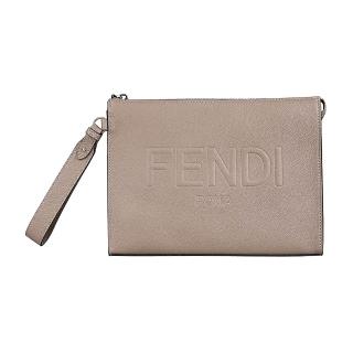 【FENDI 芬迪】FENDI ROMA字母LOGO粒面小牛皮拉鍊男士手拿包(灰褐)