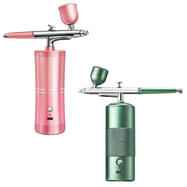 Panatec沛莉緹 K-547 冷熱雙功能按摩器，專為臉部、眼周、頸部、肩部、大腿、小腿、腹部及手臂設計，結合彈力光、脈動波與匯入技術，提供舒緩按摩與深層匯入效果。輕巧尺寸9.5x9x3.4cm，僅132g，充電式電源支援國際電壓，蜜糖粉/薄荷綠顏色選擇，1年保固，中國製造，適合居家個人衛生保養。