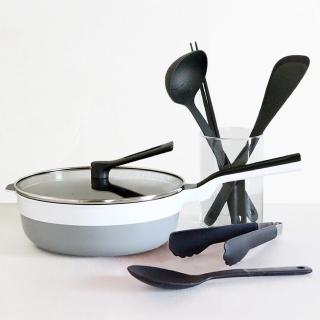 【Remy】日本plus多功能萬用不沾深炒鍋 24cm含鍋蓋+料理夾+炒杓+湯杓+刮勺+料理長筷(超值7件組)