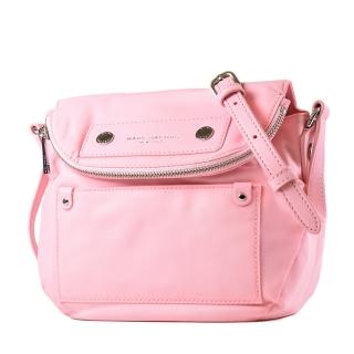 【MARC JACOBS 馬克賈伯】高密度尼龍磁吸釦翻蓋馬鞍包-粉色